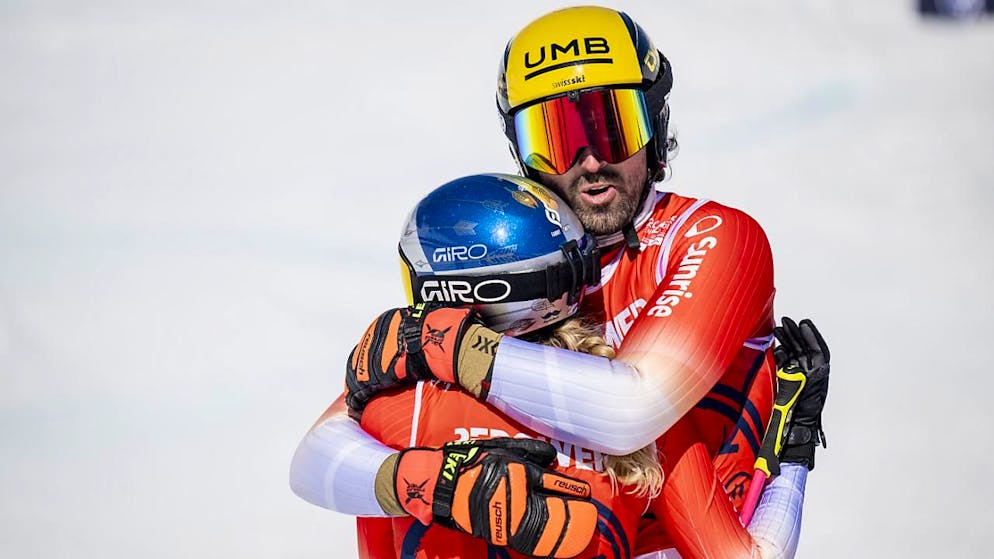 Fanny Smith und Ryan Regez freuen sich über eine weitere WM-Goldmedaille