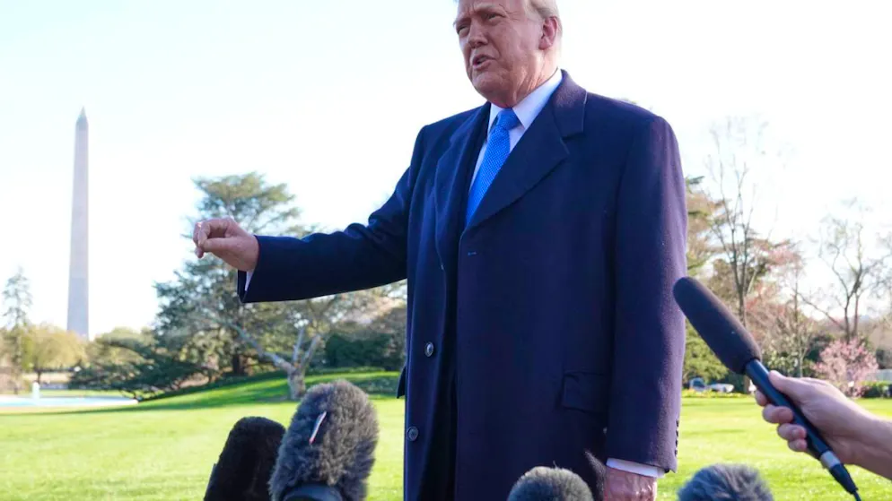 US-Präsident Donald Trump spricht mit Reportern, bevor er das Weiße Haus in Washington auf dem Weg nach New Jersey verlässt. Foto: Jacquelyn Martin/AP/dpa