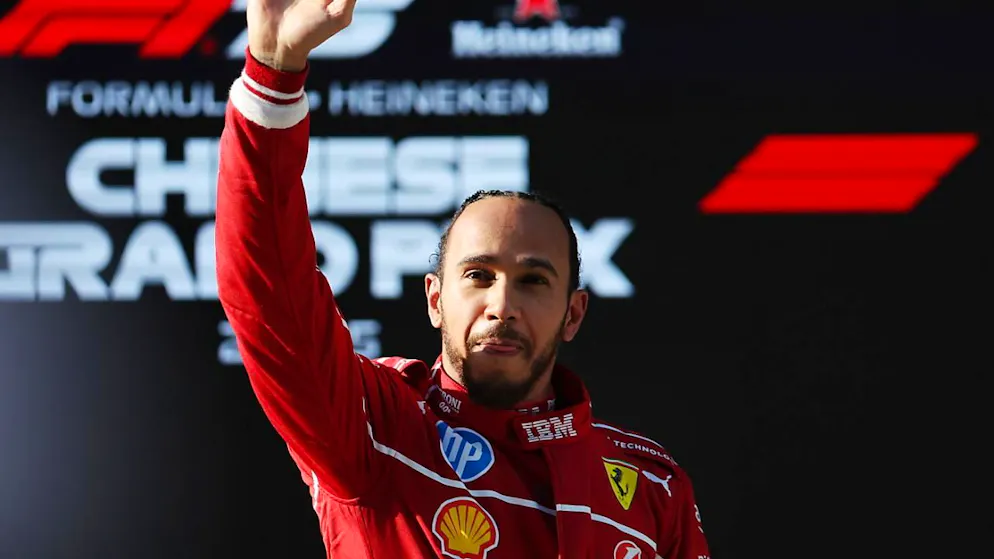 Lewis Hamilton  freut sich über seinen Sprint-Sieg in China