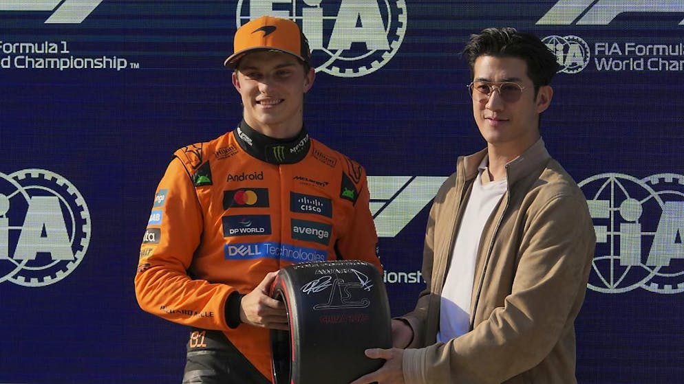 Oscar Piastri im orangefarbenen Overall von McLaren freut sich über seine erste Pole-Position in der Formel 1.