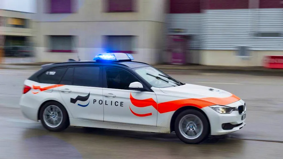 An underage driver flees from the police, violating road traffic regulations several times and causing dangerous situations (symbolic image).