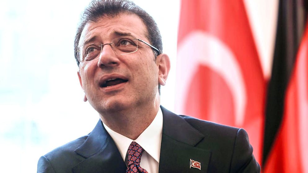 ARCHIV - Ekrem Imamoglu, Oberbürgermeister von Istanbul, steht bei einem Empfang im Rathaus vor einer türkischen Fahne. Foto: Oliver Berg/dpa