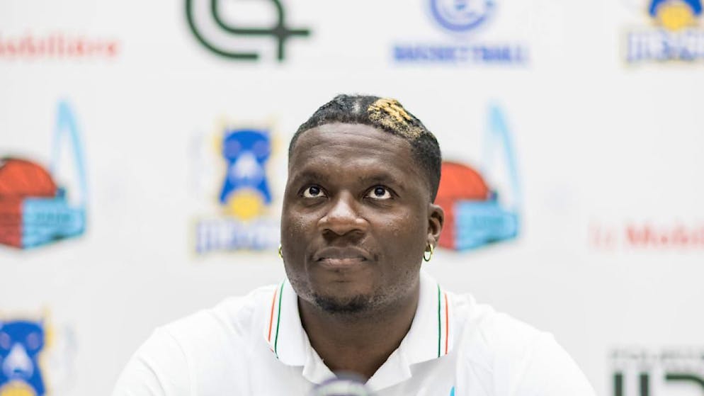 Clint Capela ist derzeit zum Zuschauen verdammt.