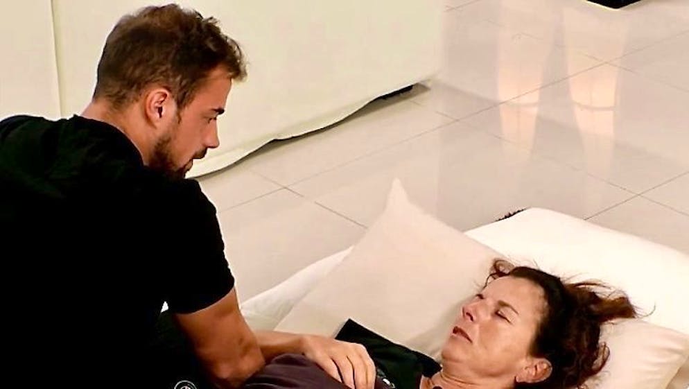 Skandal in Staffel eins: Mobbing-Opfer Claudia Obert liegt weinend im Bett und wird von Influencer Tobias Wegener (l.) getröstet..