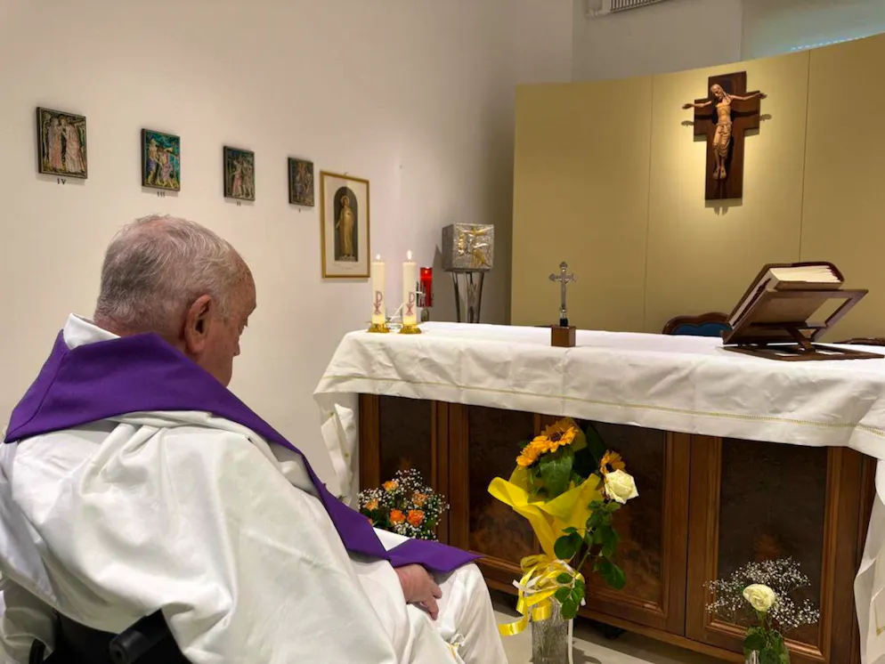 Am 15. März veröffentlichte der Vatikan dieses Foto von Papst Franziskus beim Feiern einer Messe im Gemelli-Spital, in dem er seit Mitte Februar behandelt wird.