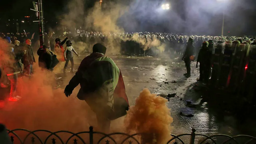 Beamte der Bereitschaftspolizei stoßen mit Demonstranten zusammen. Foto: Huseyin Aldemir/AP/dpa
