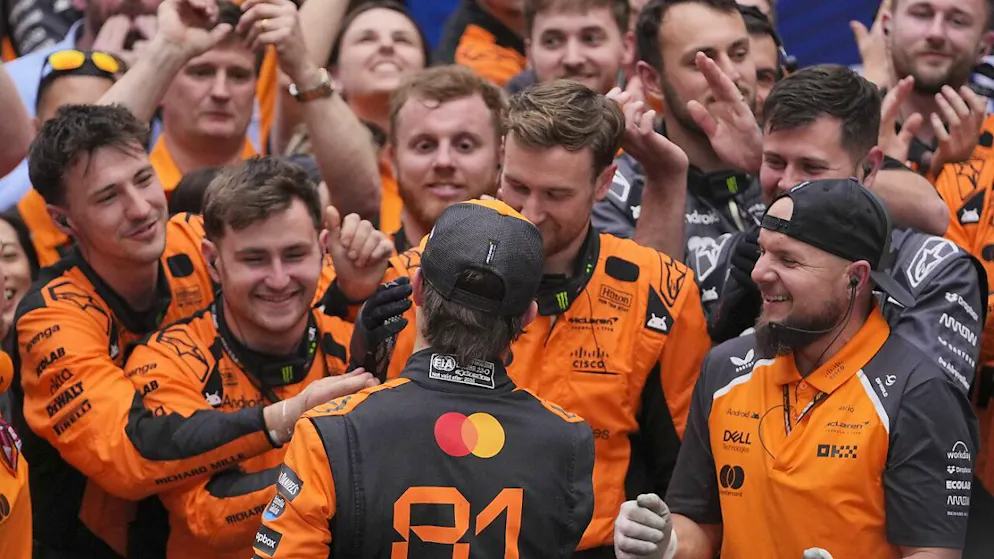 McLaren wird den Vorschusslorbeeren gerecht - Gallery. Oscar Piastri nimmt nach seinem GP-Sieg in China die Gratulationen der McLaren-Crew entgegen