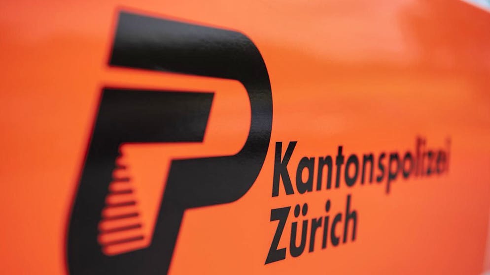 Die Kantonspolizei Zürich erwischte in Wetzikon einen 14-jährigen Raser. Dieser war zuvor mit über 100 km/h unterwegs und fuhr frontal auf eine Polizistin zu. (Archivbild)