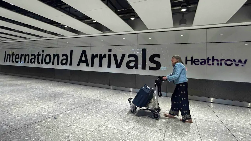 Eine Reisende kommt am Terminal 5 auf dem Flughafen Heathrow an, der nach einem Brand langsam den Flugbetrieb wieder aufnimmt. Foto: Kirsty Wigglesworth/AP/dpa