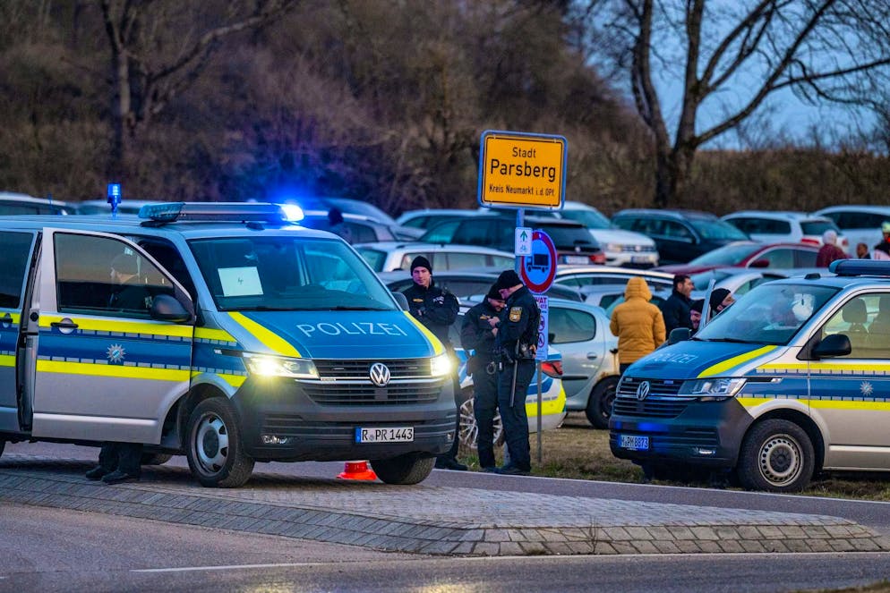 One dead at a big party in the Upper Palatinate - Gallery. Police and emergency services stand at the edge of a party after an incident. 