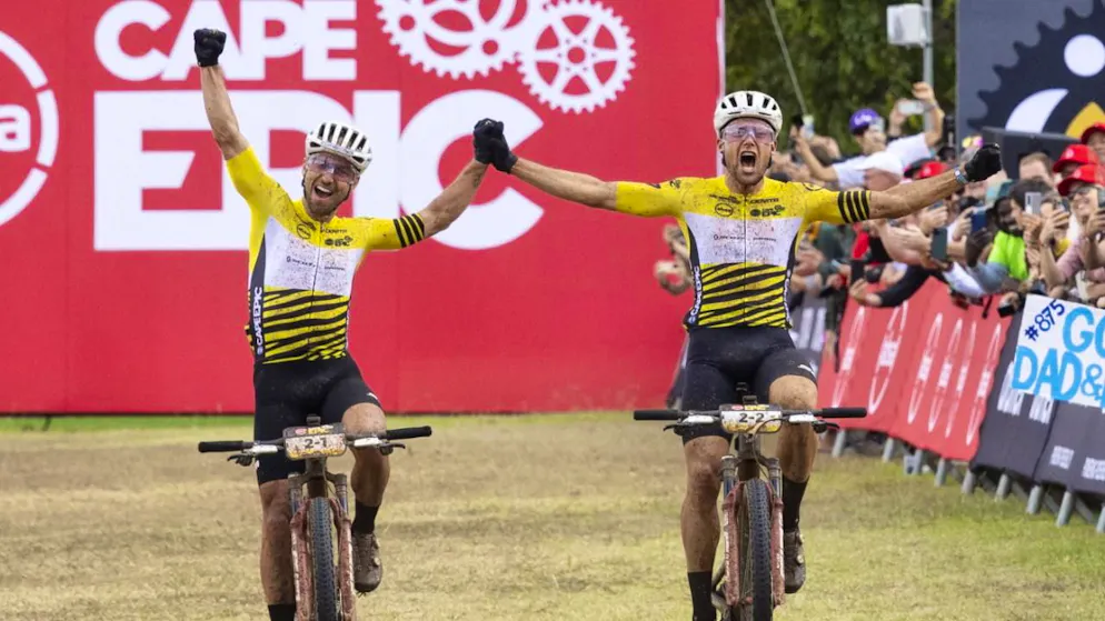 Nino Schurter (links) and Filippo Colombo überqueren die Ziellinie am Cape Epic als Sieger