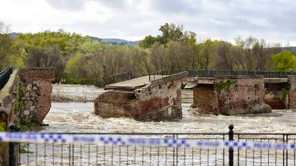 This is how the old bridge over the Tagus looked on Sunday.