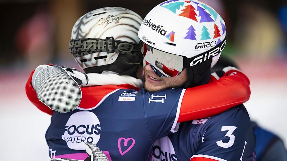 Julie Zogg (links) and Dario Caviezel mussten sich nach dem Mixed-Teamwettkampf gegenseitig trösten