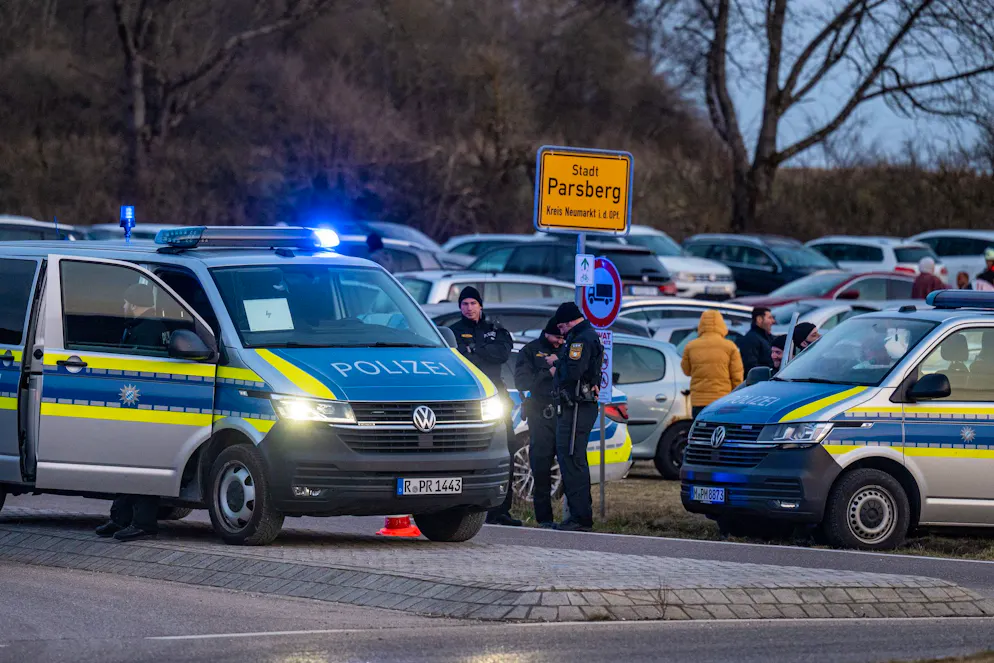 Ein Toter bei grosser Feier in der Oberpfalz - Gallery. Polizei und Einsatzkräfte stehen nach einem Zwischenfall am Rand einer Feier. 