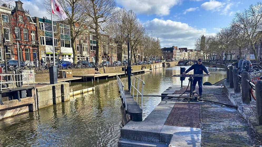 In den Grachten von Utrecht NL können Tausende von Fische trotz Schleuse laichen.. Zum Glück gibt es eine Klingel - und menschliche Unterstützung. (Archivbild)