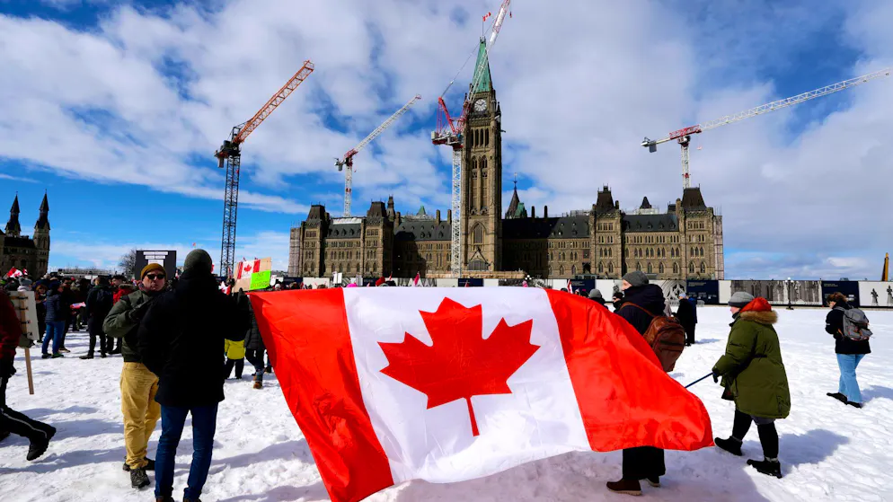 Die kanadische Flagge vor dem Parlament in Ottawa. (Archivbild)