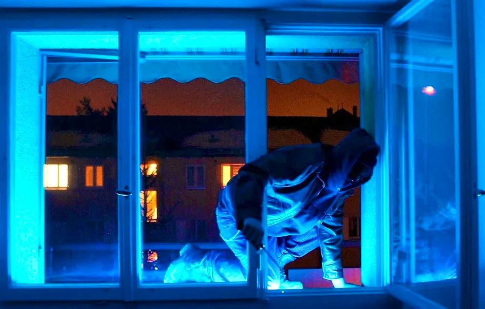 Three men attack a 75-year-old woman in her family home, robbing and injuring her (symbolic image).