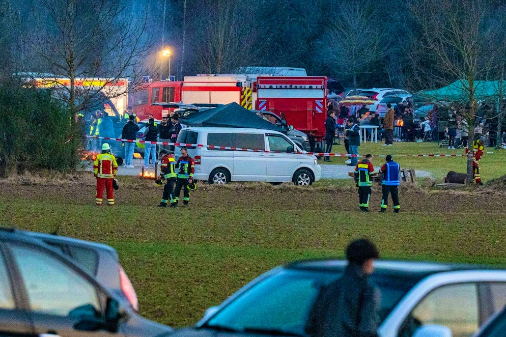 One dead at a big party in the Upper Palatinate - Gallery. Police and emergency services stand at the edge of a party after an incident. A man has been killed at a large open-air party in Parsberg, Upper Palatinate.