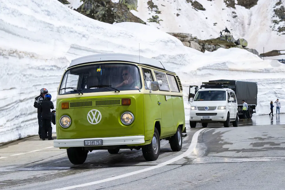 Die ersten Touristen begeben sich auf die wiedereroeffnete Gotthard Passstrasse nach der Wintersperre, fotografiert am Mittwoch, 29. Mai 2024. 