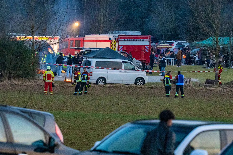 Ein Toter bei grosser Feier in der Oberpfalz - Gallery. Polizei und Einsatzkräfte stehen nach einem Zwischenfall am Rand einer Feier. Bei einer grossen Feier unter freiem Himmel im oberpfälzischen Parsberg ist ein Mann getötet worden.