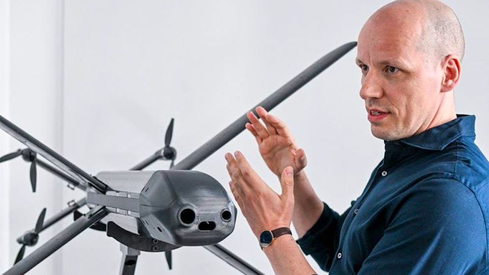 Gundbert Scherf, Mitgründer und Co-CEO von Helsing, steht an einem Modell einer HX-2-Drohne. 