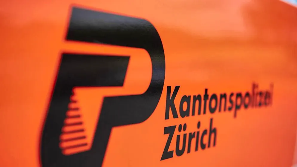 The Zurich cantonal police caught a 14-year-old speeding driver in Wetzikon. He had previously been traveling at over 100 km/h and drove head-on into a policewoman. (archive picture)