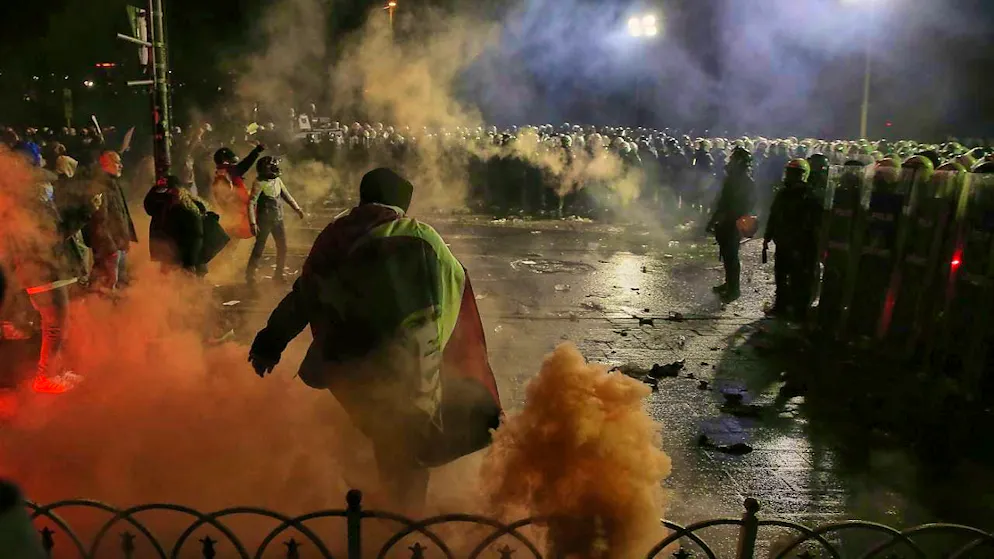 Officers of the riot police clash with demonstrators. Photo: Huseyin Aldemir/AP/dpa