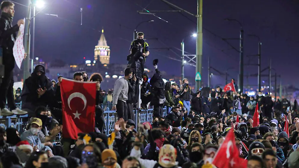 Studenten protestieren in Türkei. Foto: Huseyin Aldemir/AP/dpa