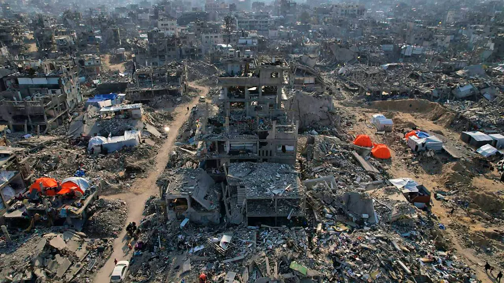 ARCHIV - Ein von einer Drohne aufgenommenes Luftbild zeigt Zelte inmitten der Zerstörung durch die israelische Luft- und Bodenoffensive in Beit Lahiya, im nördlichen Gazastreifen. Foto: Mohammad Abu Samra/AP/dpa