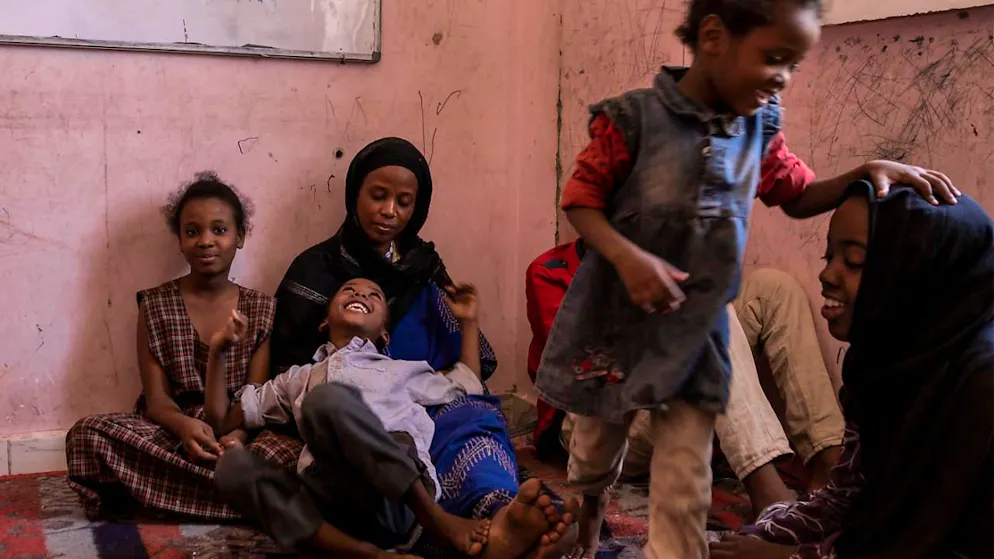 ARCHIV - Die 34-jährige Sudanesin Naglaa Al-Aazz (M) sitzt mit ihren fünf Kindern im Büro der Union of Refugee and Migrant Leaders, wo sie sich derzeit aufhält. Naglaa ist nach den anhaltenden Kämpfen nach Ägypten gekommen. Foto: Lobna Tarek/dpa