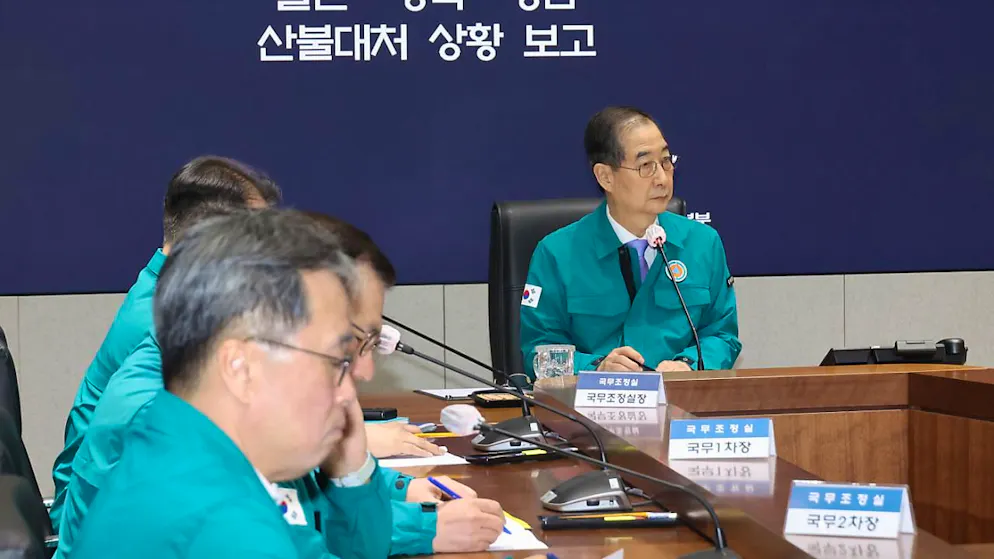 Han Duck Soo, amtierender Premierminister von Südkorea, nimmt an einer Sitzung der zentralen Katastrophen- und Sicherheitszentrale im Regierungsgebäude in Seoul teil, bei der es um Maßnahmen zur Bekämpfung der Waldbrände im Südosten des Landes geht. Das Treffen fand statt, nachdem das Verfassungsgericht sein Amtsenthebungsverfahren abgewiesen hatte und er in den anhaltenden Turbulenzen um die kurzzeitige Verhängung des Kriegsrechts durch den suspendierten Premierminister Yoon wieder als amtierender Premierminister eingesetzt wurde. Foto: -/Yonhap Pool/dpa