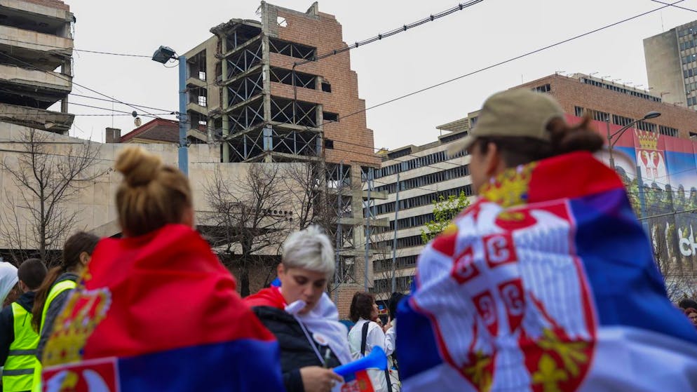 Demonstranten vor dem von der Nato zerbombten Generalstabsgebäude.