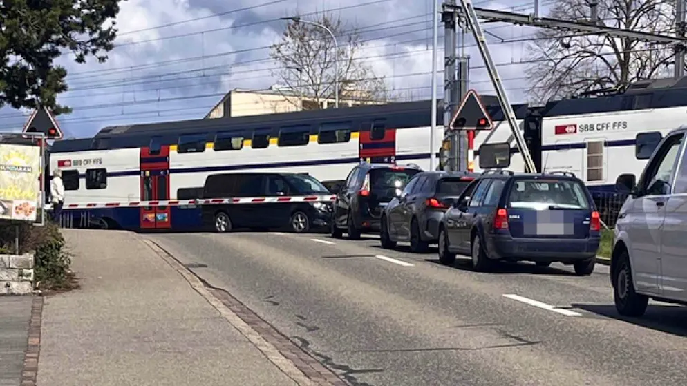 Der Lenker des Wagens zwischen den Bahnschranken hatte grosses Glück.
