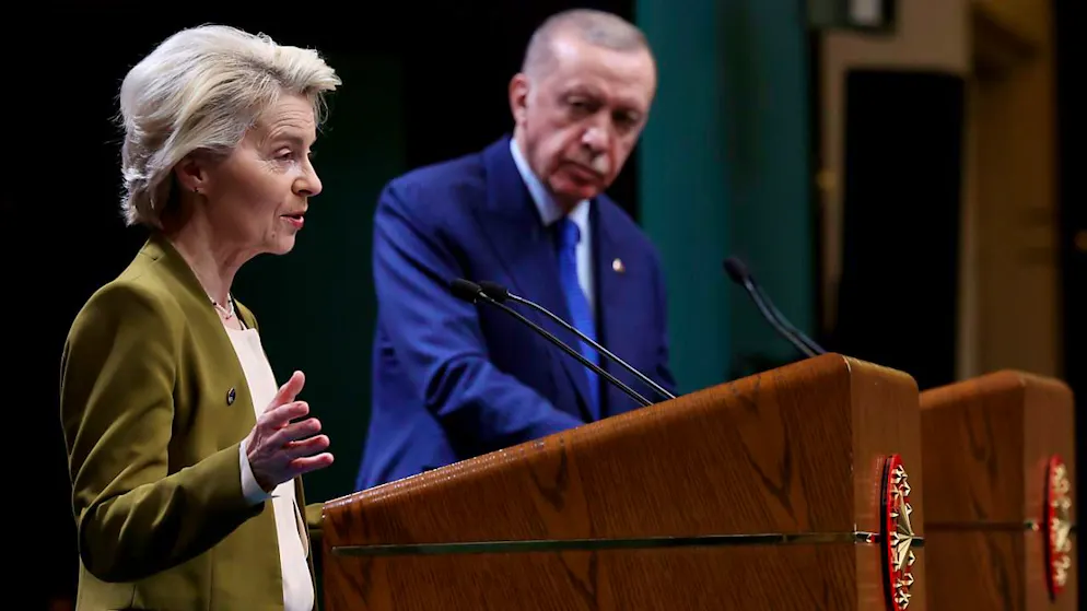 ARCHIV - Die Präsidentin der Europäischen Kommission, Ursula von der Leyen, spricht zu Journalisten während einer gemeinsamen Pressekonferenz mit dem türkischen Präsidenten Recep Tayyip Erdogan nach ihrem Treffen im Dezember 2024. Foto: Yavuz Ozden/DIA Photo/dpa