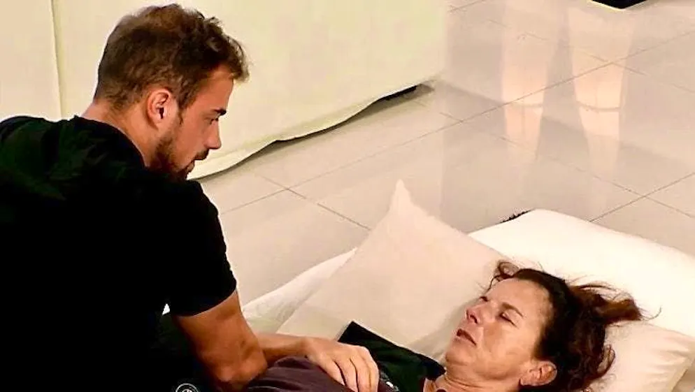Scandal in season one: bullying victim Claudia Obert lies in bed crying and is comforted by influencer Tobias Wegener (l.).