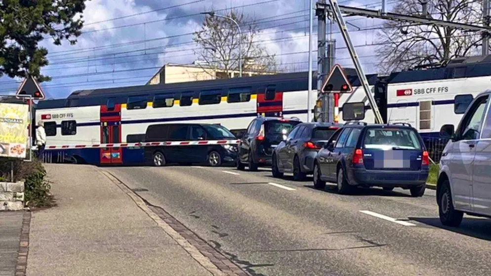 The driver of the car caught between the railroad barriers was very lucky.