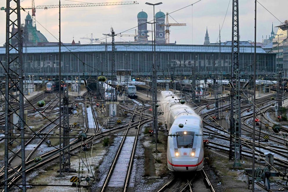 An ICE train at Munich Central Station. The federal police are now keeping 15,000 euros that a passenger found on the train.