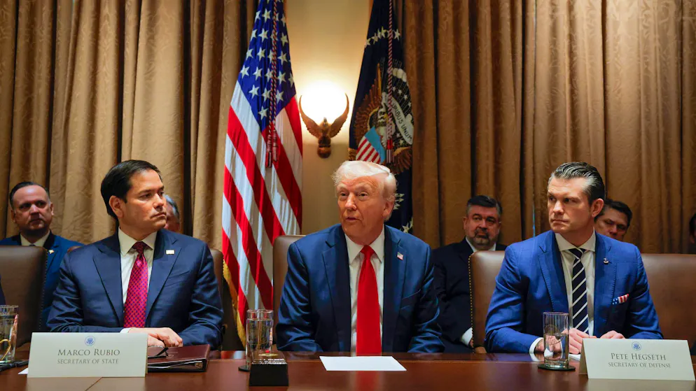 Trump zwischen seinen Ministern Rubio (links) und Hegseth (rechts).