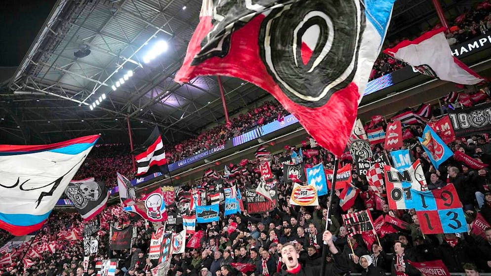 La curva dei tifosi del Psv.