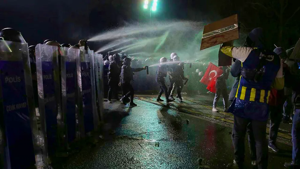 dpatopbilder - Riot police officers use pepper spray to disperse protesters during a demonstration following the arrest of Istanbul Mayor Ekrem Imamoglu, in Istanbul, Turkey. Photo: Huseyin Aldemir/AP/dpa