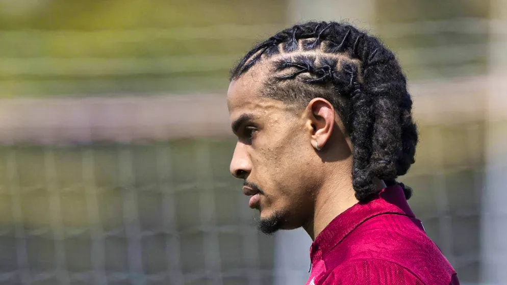Nati newcomer Isaac Schmidt wears his hair braided - so-called braids.