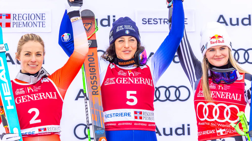 Federica Brignone (Mitte) will Alice Robinson (rechts) die Kugel im Riesenslalom noch wegschnappen. Hier posieren die beiden gemeinsam mit Lara Gut-Behrami (links) nach dem Riesenslalom in Sestriere.