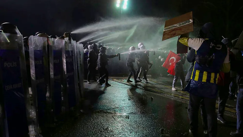 dpatopbilder - Beamte der Bereitschaftspolizei setzen Pfefferspray ein, um Demonstranten während einer Demonstration nach der Verhaftung des Bürgermeisters von Istanbul, Ekrem Imamoglu, in Istanbul, Türkei, zu vertreiben. Foto: Huseyin Aldemir/AP/dpa