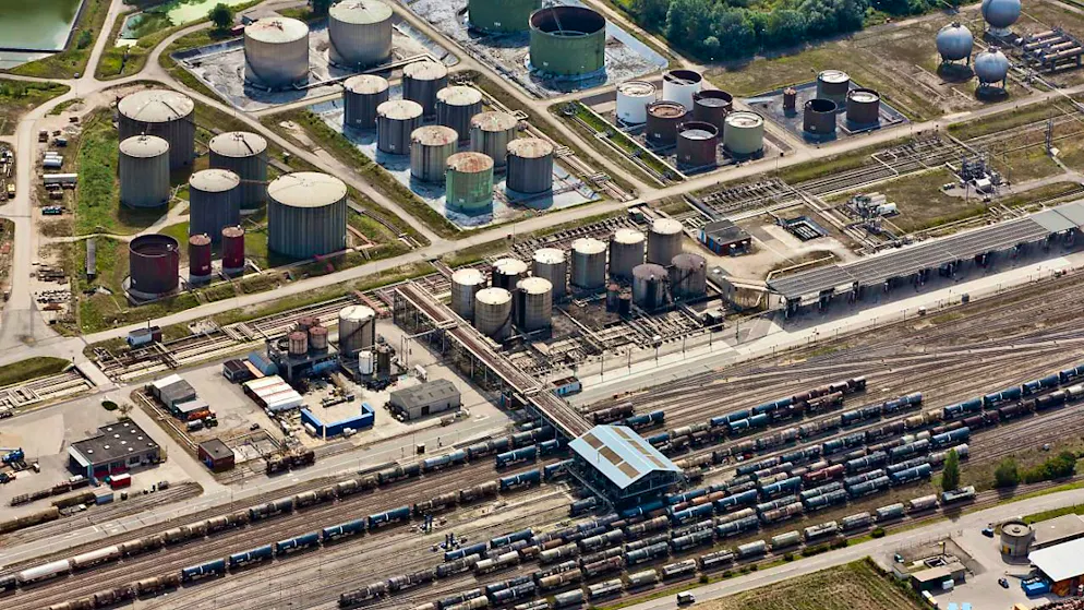 Erdölraffinerie in Cressier, Neuenburg: Der Rohstoffhändler Vitol rechnet in den kommenden Jahren trotz Dekarbonisierung mit einem steigenden Energiebedarf. (Archivbild)