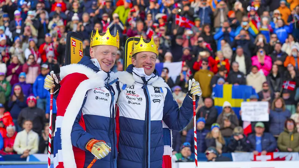Johannes Thingnes Bö (links) und sein Bruder Tarjei werden von den Tausenden von Fans verabschiedet