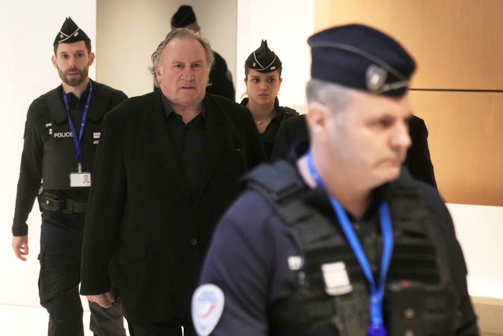 Frauen unangemessen berührt? Gérard Depardieu weiter vor Gericht. Gérard Depardieu sagt, er habe nie eine Frau missbraucht. (Bild vom Prozessauftakt)