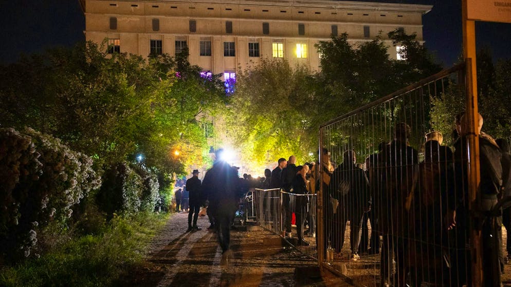 Above all, patience is required here, as the queue outside Berghain can sometimes stretch for several hours.