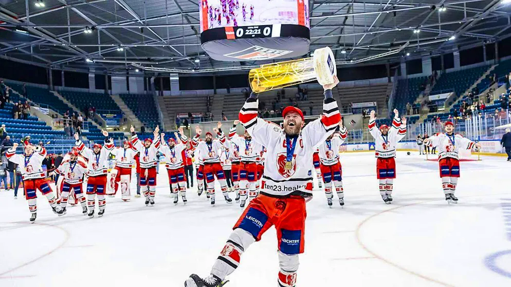 Visp wins Swiss League and aims for the National League - Gallery. Visp's captain Daniel Eigenmann presents the championship trophy to the traveling fans