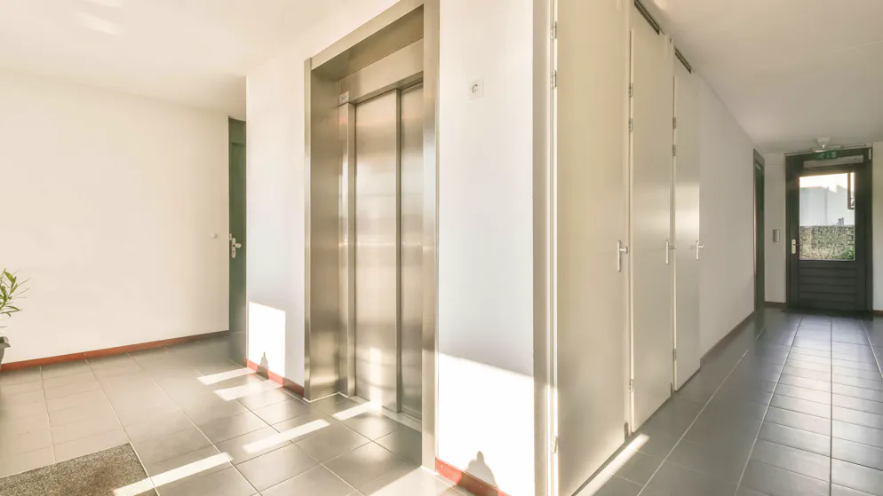 Vor dem Lift eines Mehrfamilienhauses kam es zu einem handfesten Streit.