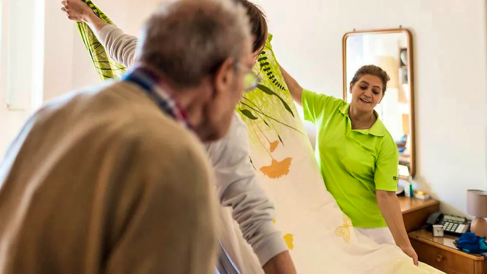 New record for community service: a community service volunteer helps a healthcare professional in a retirement home. (Archive image)